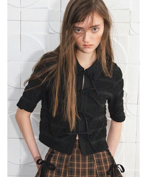 CALNAMUR（カルナムール）の「シャツカラーギャザーリボンカットソー（シャツ/ブラウス・レディース・ブラック/ホワイト・FREE）」の4枚目の写真