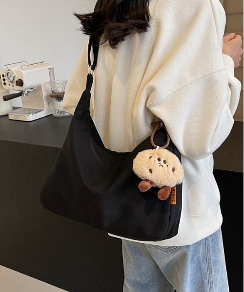 FREE STYLISTS（フリー スタイリスト）の「Y2K 【軽量素材】キュートチャーム付き ナイロンショルダーバッグ 大容量バッグ（ショルダーバッグ・レディース・ブラック・FREE）」の8枚目の写真