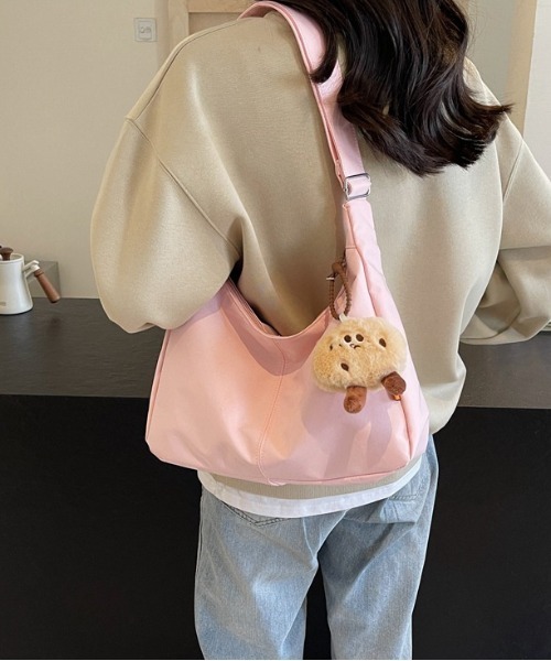 FREE STYLISTS（フリー スタイリスト）の「Y2K 【軽量素材】キュートチャーム付き ナイロンショルダーバッグ 大容量バッグ（ショルダーバッグ・レディース・ブラック・FREE）」の6枚目の写真