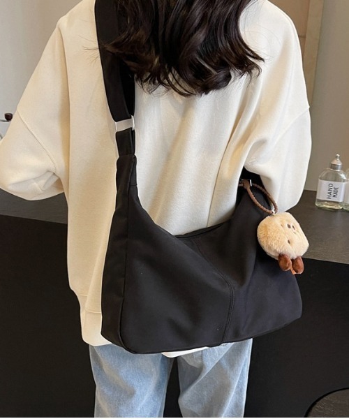 FREE STYLISTS（フリー スタイリスト）の「Y2K 【軽量素材】キュートチャーム付き ナイロンショルダーバッグ 大容量バッグ（ショルダーバッグ・レディース・ブラック・FREE）」の9枚目の写真