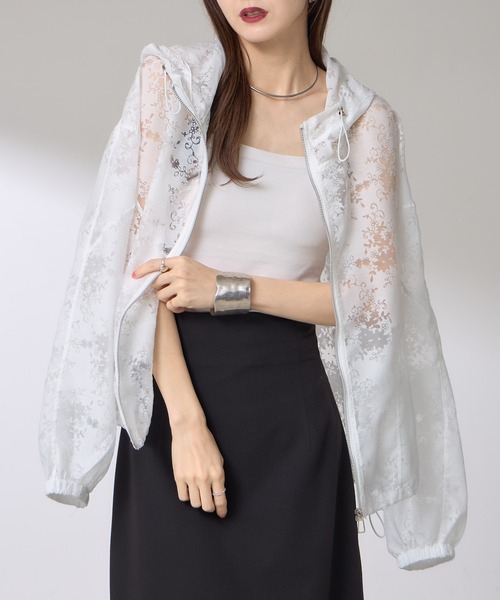 &. NOSTALGIA（アンドドットノスタルジア）の「【ZOZO限定】フラワーシアーブルゾン（ブルゾン・レディース・ホワイト/ブラック・M）」の2枚目の写真