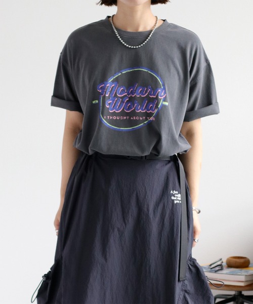 cepo（セポ）の「〈ユニセックス〉ピグメントロゴショートスリーブツアーTee（Tシャツ/カットソー・レディース・ホワイト/チャコール・M）」の4枚目の写真