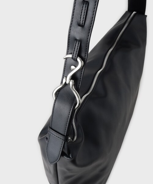THE SHOP TK （ザ ショップ ティーケー ）の「フックバックルビッグショルダーバッグ（ショルダーバッグ・メンズ・ブラック・00）」の4枚目の写真