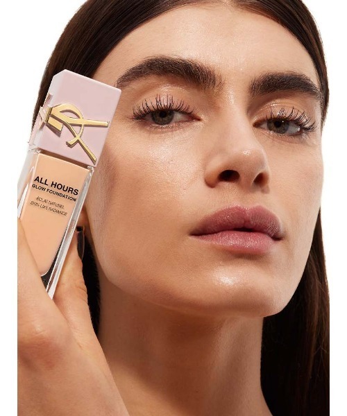 Yves Saint Laurent Beaute(イヴ・サンローラン・ボーテ)の「【新製品】オールアワーズ リキッド グロウ(ファンデーション・レディース・MN4 - 濃い肌色/LC5 - ピンクよりの健康的~やや明るい肌色/LN4 - やや明るい肌色(おすすめ色)/LC3 - ピンクよりの明るい~やや明るい肌色/LC2 - ピンクよりの明るい肌色/LC1 - ピンクよりの最も明るい肌色/MN1.5 - やや濃い肌色/LN7 - やや健康的な肌色/LC4 - ピンクよりのやや明るい肌色/LN1 - 最も明るい肌色・FREE)」の20枚目の写真