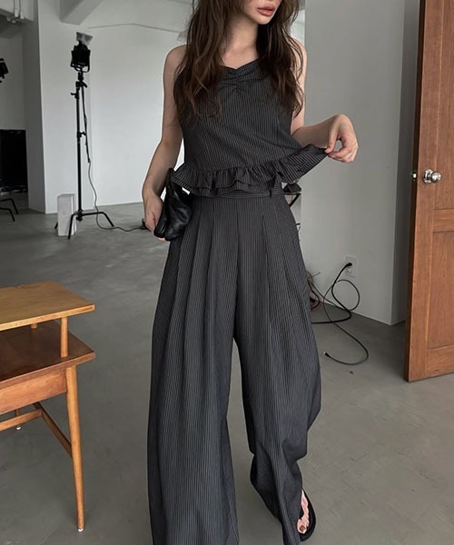 WILLFULLY(ウィルフリー)の「3tuck stripe wide PT(その他パンツ・レディース・チャコール/ブラウン・FREE)」の1枚目の写真