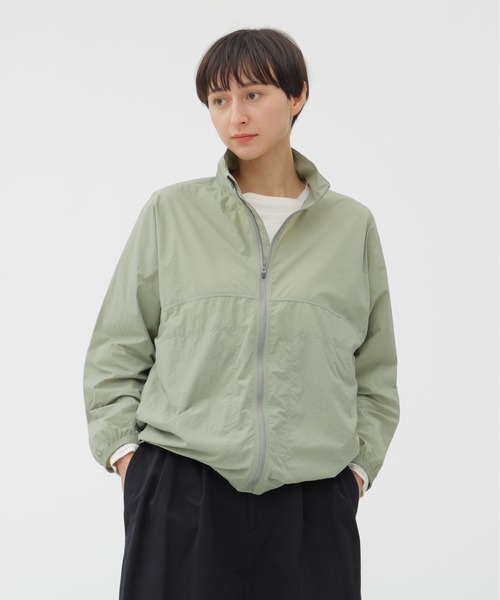 MHL.(エムエイチエル)の「PROOFED LIGHT NYLON TAFFETA(ブルゾン・レディース・ブラック/ネイビー/セージグリーン・1/2)」の1枚目の写真