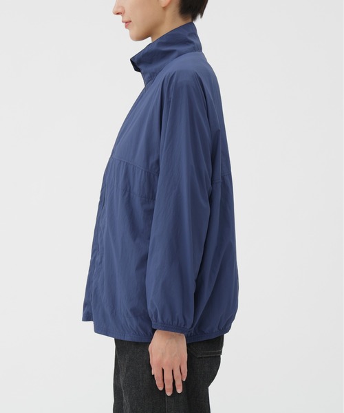 MHL.(エムエイチエル)の「PROOFED LIGHT NYLON TAFFETA(ブルゾン・レディース・ブラック/ネイビー/セージグリーン・1/2)」の11枚目の写真