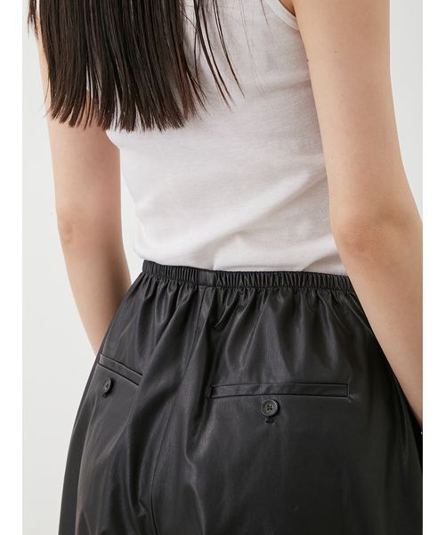 Mila Owen（ミラオーウェン）の「フェイクレザーセンタープレスハーフ