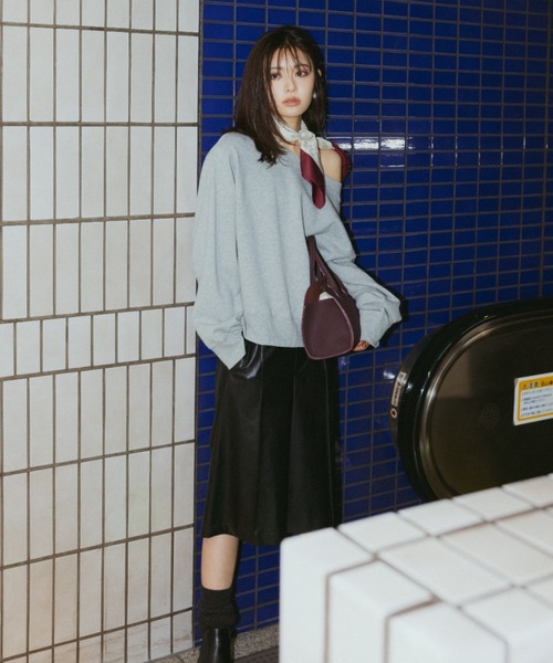Mila Owen（ミラオーウェン）の「フェイクレザーセンタープレスハーフ