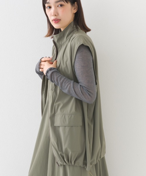 OMNES（オムネス）の「ナイロン リップストップスタンドカラー裾ドロストジップベスト（ベスト・レディース・ホワイト/ベージュ/ブラック/カーキ・FREE）」の4枚目の写真