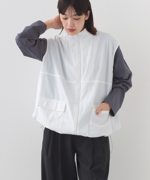 OMNES（オムネス）の「ナイロン リップストップスタンドカラー裾ドロストジップベスト（ベスト・レディース・ホワイト/ベージュ/ブラック/カーキ・FREE）」の5枚目の写真