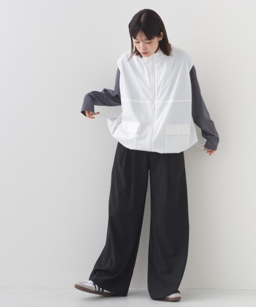 OMNES（オムネス）の「ナイロン リップストップスタンドカラー裾ドロストジップベスト（ベスト・レディース・ホワイト/ベージュ/ブラック/カーキ・FREE）」の8枚目の写真