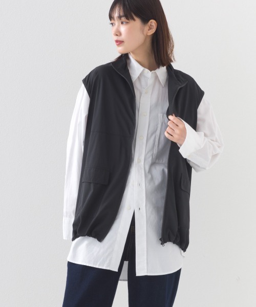 OMNES（オムネス）の「ナイロン リップストップスタンドカラー裾ドロストジップベスト（ベスト・レディース・ホワイト/ベージュ/ブラック/カーキ・FREE）」の10枚目の写真