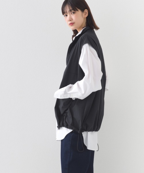 OMNES（オムネス）の「ナイロン リップストップスタンドカラー裾ドロストジップベスト（ベスト・レディース・ホワイト/ベージュ/ブラック/カーキ・FREE）」の11枚目の写真