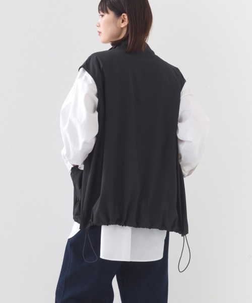 OMNES（オムネス）の「ナイロン リップストップスタンドカラー裾ドロストジップベスト（ベスト・レディース・ホワイト/ベージュ/ブラック/カーキ・FREE）」の12枚目の写真