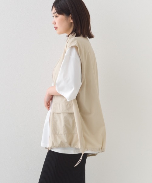 OMNES（オムネス）の「ナイロン リップストップスタンドカラー裾ドロストジップベスト（ベスト・レディース・ホワイト/ベージュ/ブラック/カーキ・FREE）」の15枚目の写真