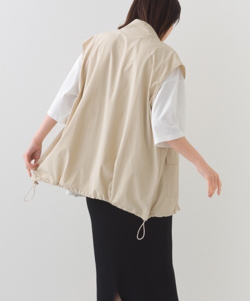 OMNES（オムネス）の「ナイロン リップストップスタンドカラー裾ドロストジップベスト（ベスト・レディース・ホワイト/ベージュ/ブラック/カーキ・FREE）」の16枚目の写真