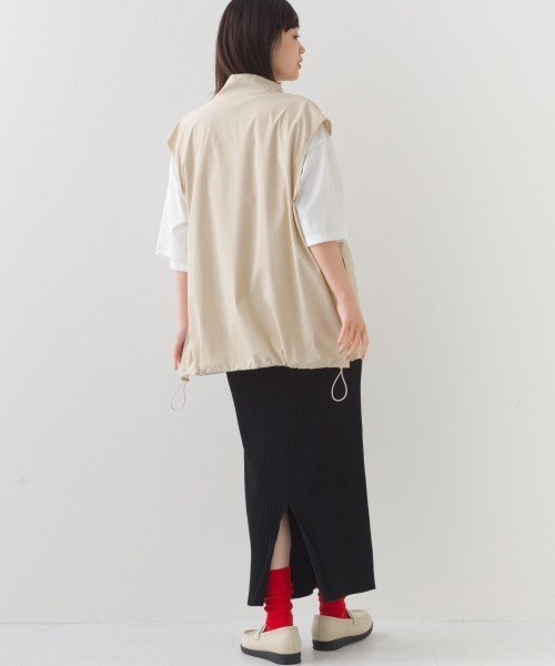 OMNES（オムネス）の「ナイロン リップストップスタンドカラー裾ドロストジップベスト（ベスト・レディース・ホワイト/ベージュ/ブラック/カーキ・FREE）」の18枚目の写真