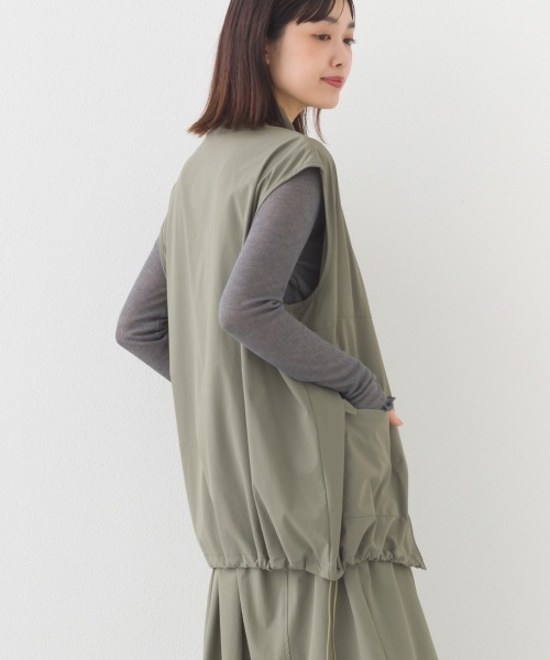 OMNES（オムネス）の「ナイロン リップストップスタンドカラー裾ドロストジップベスト（ベスト・レディース・ホワイト/ベージュ/ブラック/カーキ・FREE）」の20枚目の写真