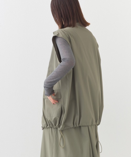 OMNES（オムネス）の「ナイロン リップストップスタンドカラー裾ドロストジップベスト（ベスト・レディース・ホワイト/ベージュ/ブラック/カーキ・FREE）」の21枚目の写真