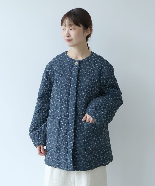 bulle de savon（ビュルデサボン）の「△evodown　はな刺繍 ノーカラーコート（ダウンジャケット/コート・レディース・ホワイト/ネイビー・FREE）」の2枚目の写真