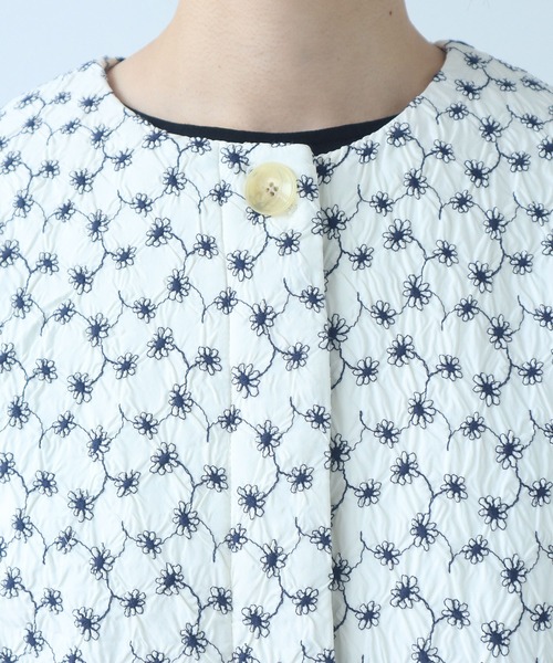 bulle de savon（ビュルデサボン）の「△evodown　はな刺繍 ノーカラーコート（ダウンジャケット/コート・レディース・ホワイト/ネイビー・FREE）」の15枚目の写真