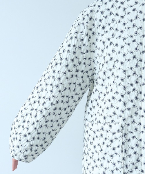 bulle de savon（ビュルデサボン）の「△evodown　はな刺繍 ノーカラーコート（ダウンジャケット/コート・レディース・ホワイト/ネイビー・FREE）」の16枚目の写真