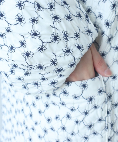 bulle de savon（ビュルデサボン）の「△evodown　はな刺繍 ノーカラーコート（ダウンジャケット/コート・レディース・ホワイト/ネイビー・FREE）」の17枚目の写真