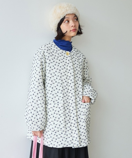 bulle de savon（ビュルデサボン）の「△evodown　はな刺繍 ノーカラーコート（ダウンジャケット/コート・レディース・ホワイト/ネイビー・FREE）」の4枚目の写真