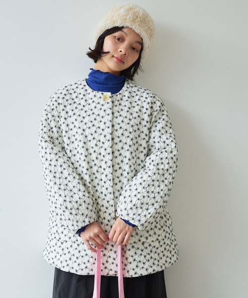 bulle de savon（ビュルデサボン）の「△evodown　はな刺繍 ノーカラーコート（ダウンジャケット/コート・レディース・ホワイト/ネイビー・FREE）」の3枚目の写真