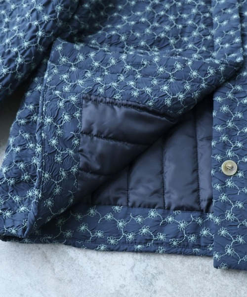 bulle de savon（ビュルデサボン）の「△evodown　はな刺繍 ノーカラーコート（ダウンジャケット/コート・レディース・ホワイト/ネイビー・FREE）」の22枚目の写真