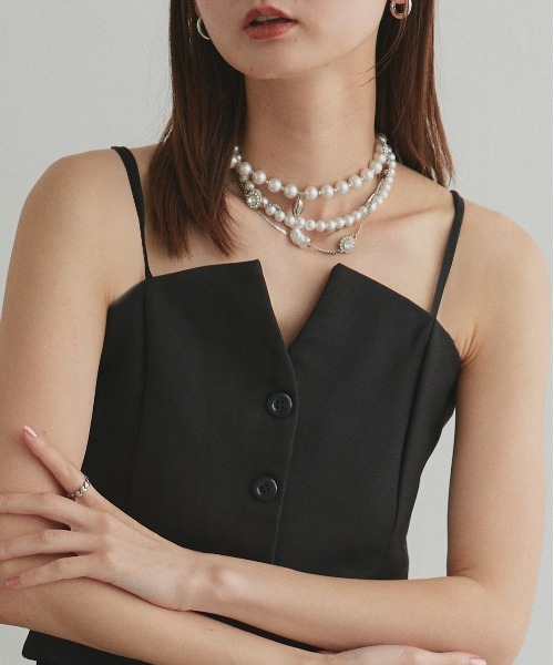 ad thie(アドティエ)の「フロントボタンデザイン キャミソールビスチェ(キャミソール・レディース・チャコール/ライトベージュ/ブラック・FREE)」の8枚目の写真