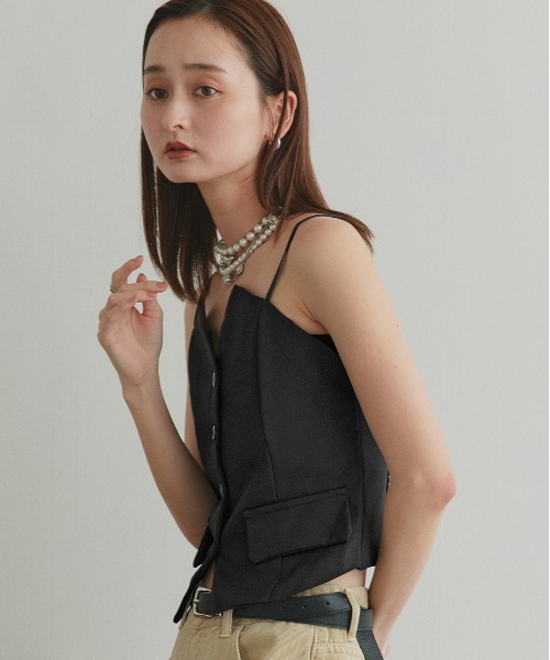 ad thie(アドティエ)の「フロントボタンデザイン キャミソールビスチェ(キャミソール・レディース・チャコール/ライトベージュ/ブラック・FREE)」の9枚目の写真