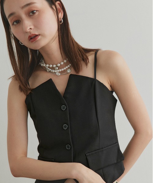 ad thie(アドティエ)の「フロントボタンデザイン キャミソールビスチェ(キャミソール・レディース・チャコール/ライトベージュ/ブラック・FREE)」の11枚目の写真