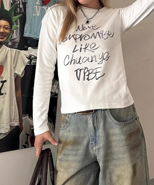 LYEON(リヨン)の「メッセージロゴクルーネックロンT(Tシャツ/カットソー・レディース・ブラック/オフホワイト/グレー・FREE)」の1枚目の写真