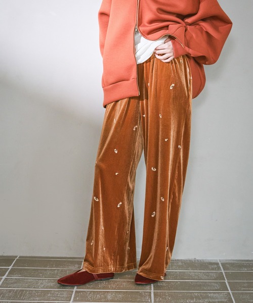 LAKOLE（ラコレ）の「刺繍ベロアイージーパンツ / 598892（その他パンツ・レディース・オレンジ/ブラック・FREE）」の2枚目の写真