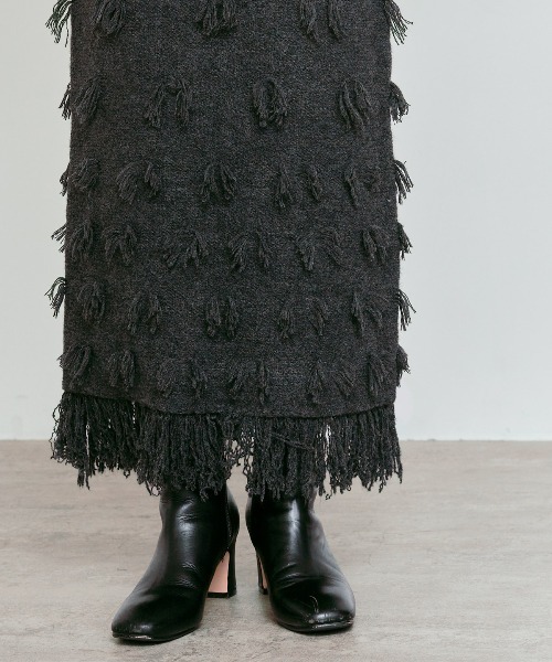 W:Huku(フーク)の「ポイント フリンジ ニット ナロー スカート / Pointed Fringe Knit Narrow Skirt(スカート・レディース・アイボリー/ブラック/チャコール・FREE)」の5枚目の写真