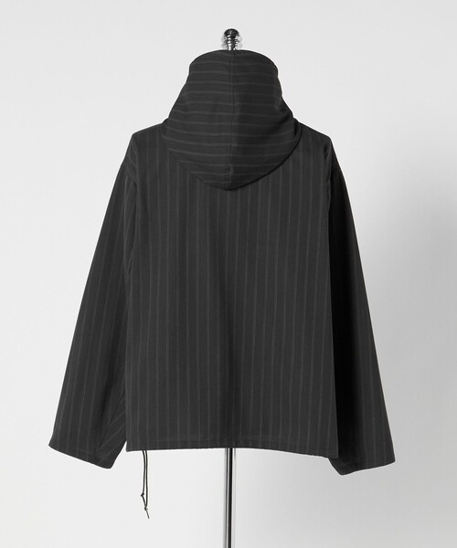 LOEFF（ロエフ）の「＜LOEFF＞ヘリンボン ストライプ フードシャツ UNISEX（シャツ/ブラウス・レディース・ダークグレー・1/0/2）」の2枚目の写真