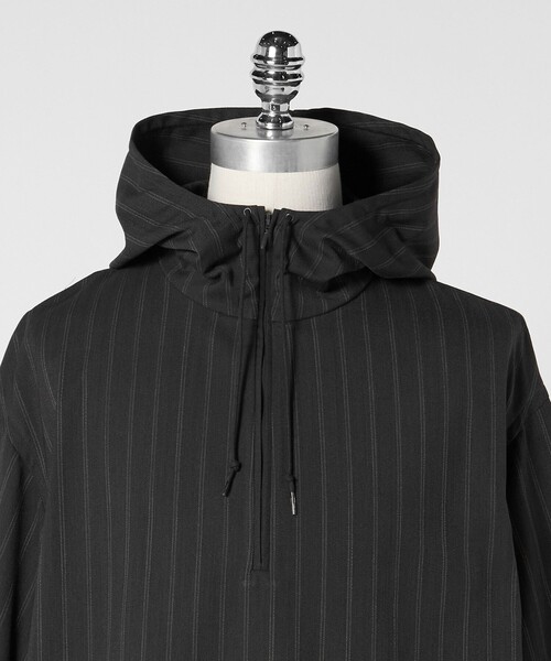 LOEFF（ロエフ）の「＜LOEFF＞ヘリンボン ストライプ フードシャツ UNISEX（シャツ/ブラウス・レディース・ダークグレー・1/0/2）」の3枚目の写真