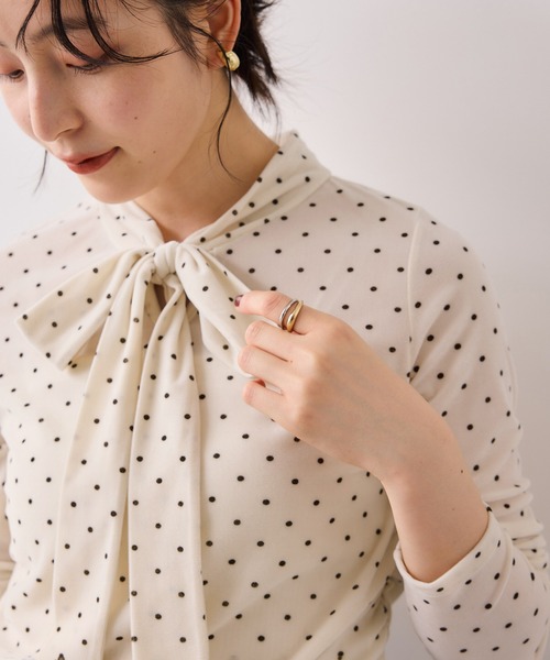 VIS（ビス）の「ベロアボウタイドットカットソー（Tシャツ/カットソー・レディース・オフホワイト/ベージュ系その他・FREE）」の2枚目の写真