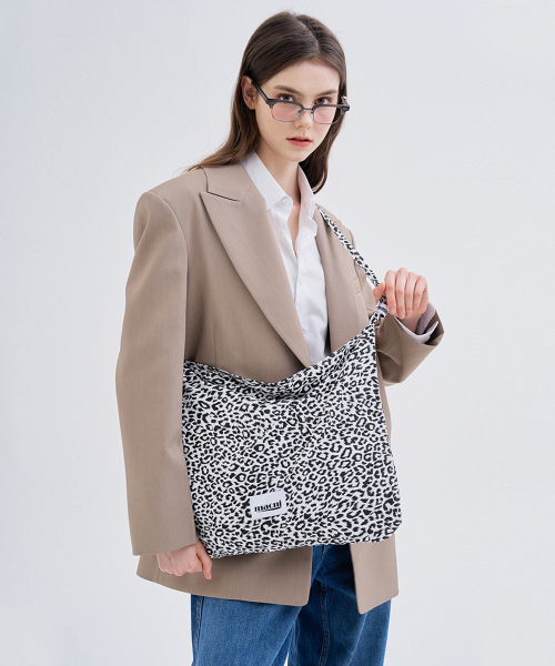 MACNI(マクニ)の「LEOPARD ECO CROSS BAG_BLACK(エコバッグ/サブバッグ・レディース・その他・FREE)」の2枚目の写真