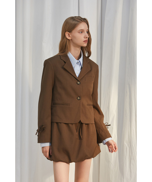ANOETIC(アノエティック)の「RIBBON POINT SHORT JACKET_BROWN(テーラードジャケット・レディース・ブラウン・FREE)」の2枚目の写真
