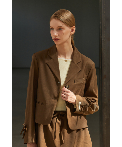 ANOETIC(アノエティック)の「RIBBON POINT SHORT JACKET_BROWN(テーラードジャケット・レディース・ブラウン・FREE)」の3枚目の写真