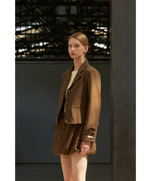 ANOETIC(アノエティック)の「RIBBON POINT SHORT JACKET_BROWN(テーラードジャケット・レディース・ブラウン・FREE)」の4枚目の写真