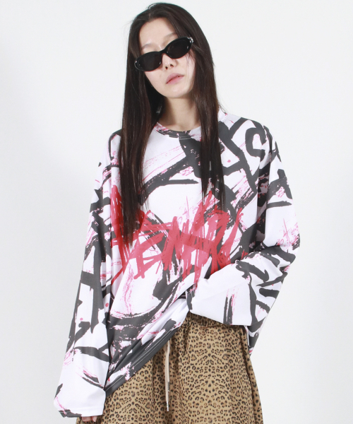 DEMARC（ドゥマーク）の「STREET GRAFFITI LOGO TEXT OVERSIZED T-SHIRT - Black（Tシャツ/カットソー・レディース・その他・MEDIUM/LARGE）」の2枚目の写真