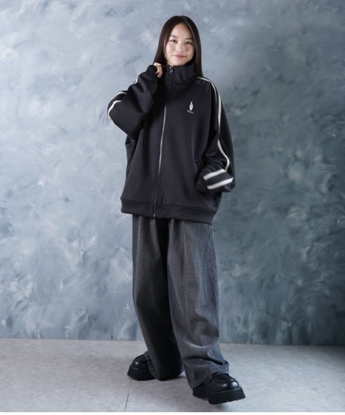 NOIZY（ノイジー）の「THREADS NOIZ TRACK JKT / ワンポイント 刺繍 サイドライン トラックジャケット（ジャージ・メンズ・Black/チャコールグレー・LARGE/MEDIUM）」の8枚目の写真