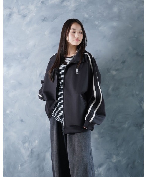 NOIZY（ノイジー）の「THREADS NOIZ TRACK JKT / ワンポイント 刺繍 サイドライン トラックジャケット（ジャージ・メンズ・Black/チャコールグレー・LARGE/MEDIUM）」の6枚目の写真