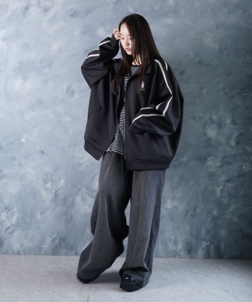NOIZY（ノイジー）の「THREADS NOIZ TRACK JKT / ワンポイント 刺繍 サイドライン トラックジャケット（ジャージ・メンズ・Black/チャコールグレー・LARGE/MEDIUM）」の10枚目の写真