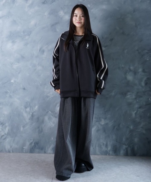 NOIZY（ノイジー）の「THREADS NOIZ TRACK JKT / ワンポイント 刺繍 サイドライン トラックジャケット（ジャージ・メンズ・Black/チャコールグレー・LARGE/MEDIUM）」の12枚目の写真