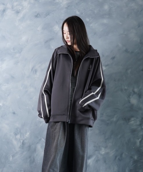 NOIZY（ノイジー）の「THREADS NOIZ TRACK JKT / ワンポイント 刺繍 サイドライン トラックジャケット（ジャージ・メンズ・Black/チャコールグレー・LARGE/MEDIUM）」の14枚目の写真
